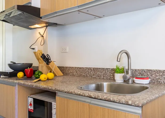 617a Condotel Near Airport &mall With Pool,gym,netflix